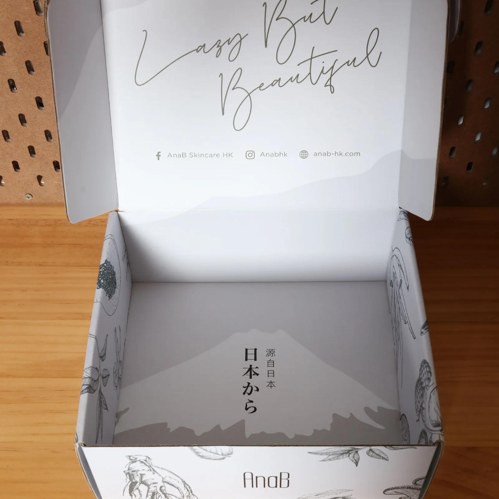 AnaB 飛機盒蓋內印山景同「源自日本 日本から」字樣