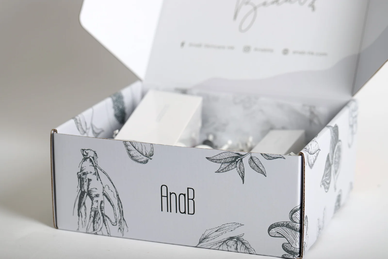 打開嘅 AnaB 飛機盒，產品用雪梨紙包住