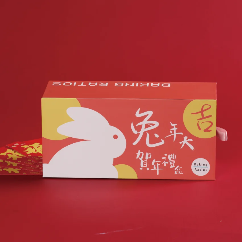 合上嘅 Baking Ratios 抽屜盒,紅底白兔剪影同「兔年大賀年禮盒」字樣