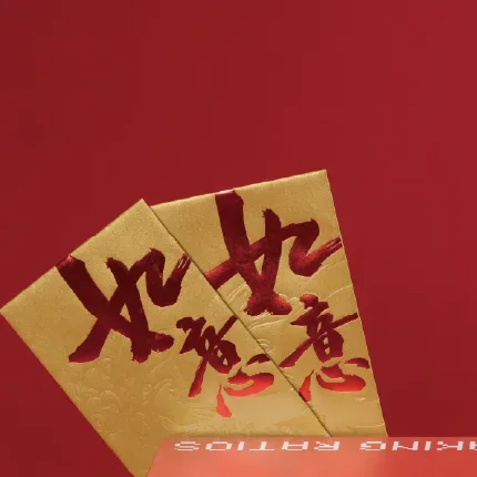 印住「如意」嘅利是封企喺打開嘅抽屜盒後面