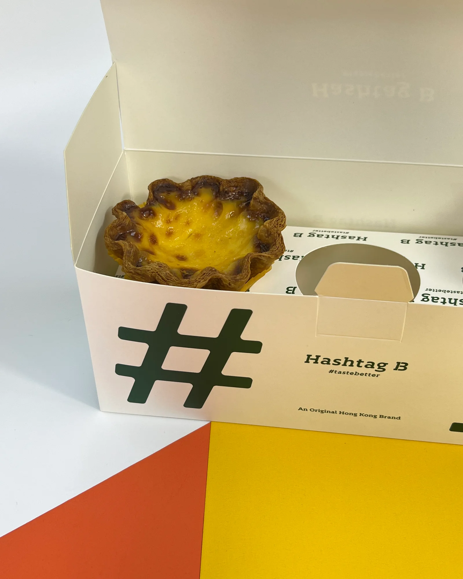 打開嘅 Hashtag B 蛋撻盒,一個蛋撻放喺紙托上