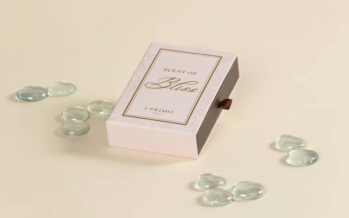 I-PRIMO Scent of Bliss 粉色抽屜硬盒合上，燙金框線同 Logo，啡色絲帶拉手