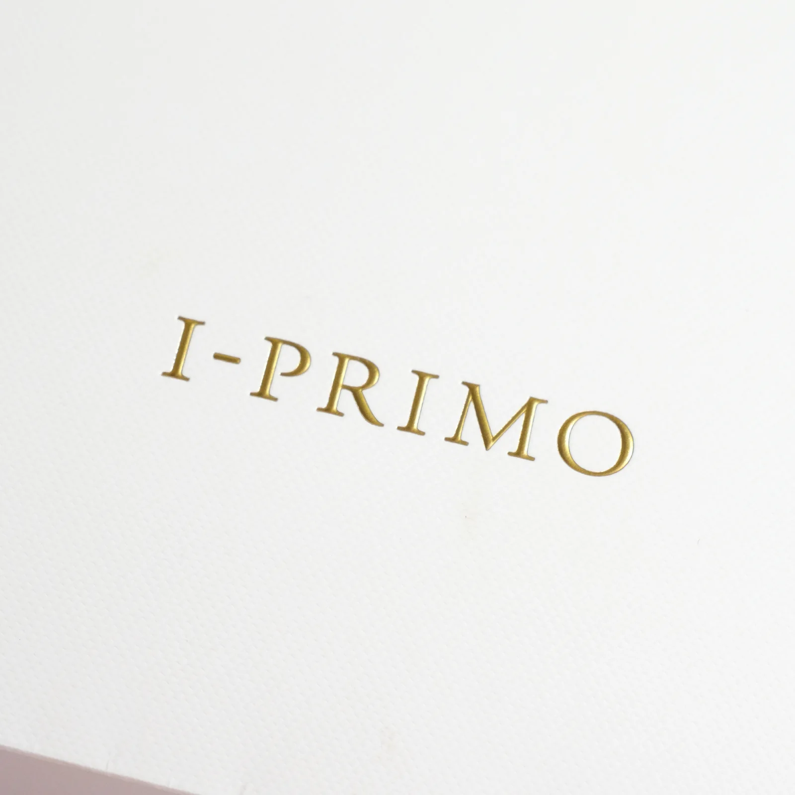 細紋白卡上燙金 I-PRIMO Logo 特寫