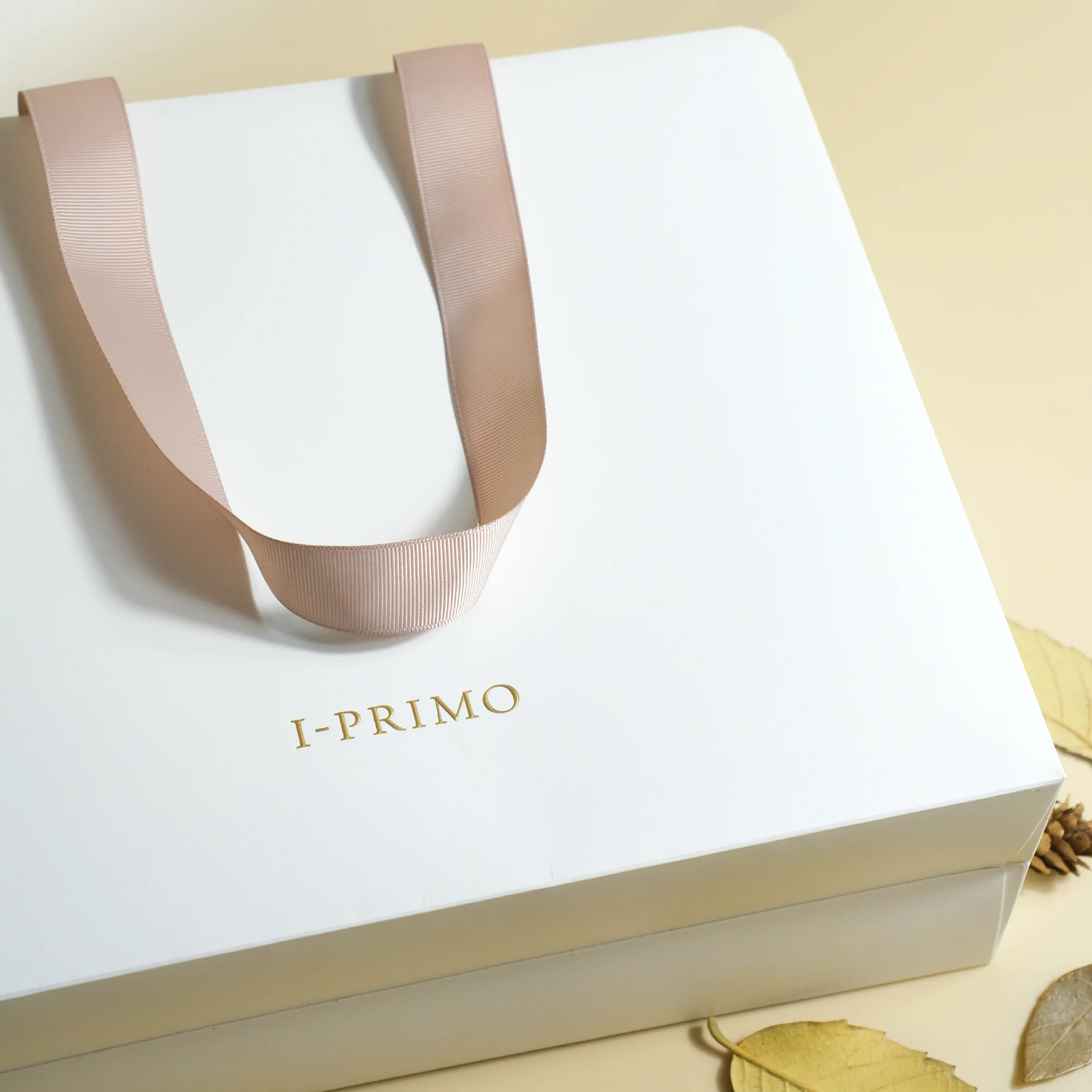 I-PRIMO 首飾紙袋訂製：一個絲帶手挽紙袋，令婚戒由門市拎返屋企都係品牌