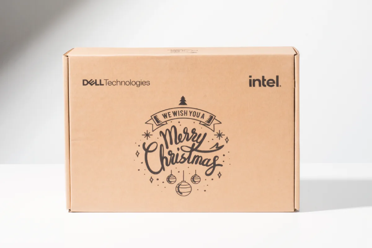 合上嘅 Intel 同 Dell 原色牛皮瓦楞飛機盒，單色印聖誕圖案